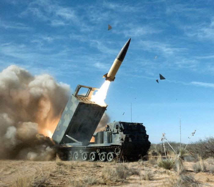 Một xe phóng tên lửa M270, có thể mang được 6 tên lửa HIMARS; những tên lửa này đã được dùng tại chiến trường Afghanistan để chống lại khủng bố Taliban và Nhà nước Hồi giáo tự xưng IS tại Iraq, với mức chính xác rất cao.