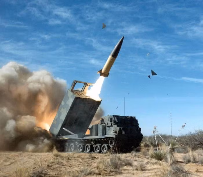 Một xe phóng tên lửa M270, có thể mang được 6 tên lửa HIMARS; những tên lửa này đã được dùng tại chiến trường Afghanistan để chống lại khủng bố Taliban và Nhà nước Hồi giáo tự xưng IS tại Iraq, với mức chính xác rất cao.