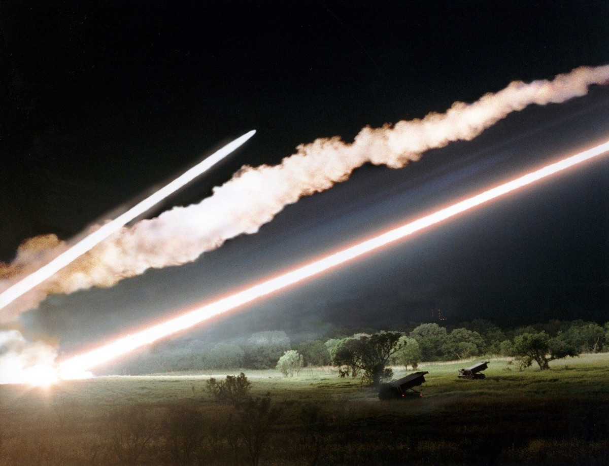 Tuy nhiên thời của loại đạn “giết người hàng loạt” cũng nhanh chóng qua đi, khi loại đạn M26 có thể gây sát thương cho dân thường trong khu vực chiến sự; đặc biệt, những quả đạn con không nổ, tiềm ẩn nguy hiểm cho dân thường và cả lính Mỹ.