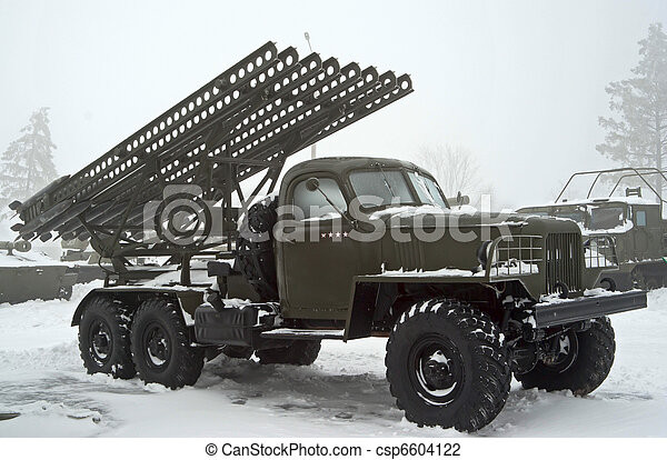 Pháo phản lực phóng loạt BM-13-16 chỉ đơn giản là các ray phóng đạn, được kết nối thành giá phóng, có thể thay đổi góc bắn và hướng bắn. BM-13-16 có thể phóng đi liên tục 16 quả đạn pháo phản lực, với đầu đạn nặng 5kg, tầm bắn tối đa 11,7km.