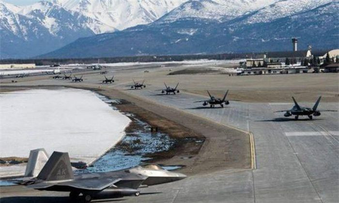 Mỹ đã tăng cường sự hiện diện quân sự của mình ở Alaska, tăng số lượng binh sĩ thường trú và bố trí nhiều máy bay chiến đấu thế hệ thứ 5 ở khu vực này nhiều hơn bất kỳ địa điểm nào khác trên hành tinh.