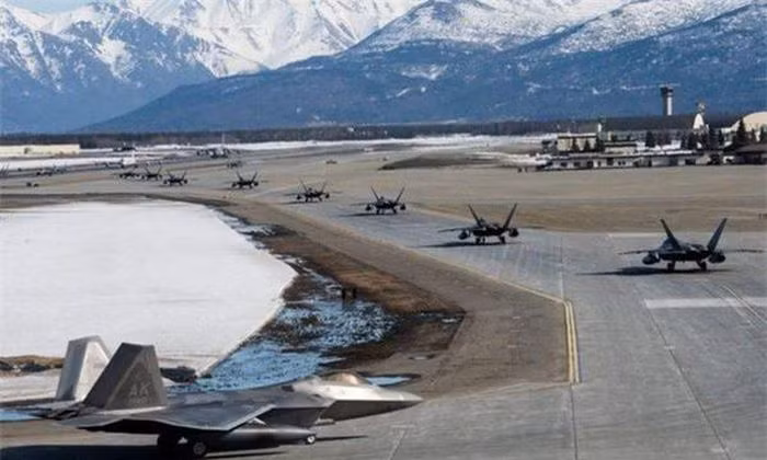 Mỹ đã tăng cường sự hiện diện quân sự của mình ở Alaska, tăng số lượng binh sĩ thường trú và bố trí nhiều máy bay chiến đấu thế hệ thứ 5 ở khu vực này nhiều hơn bất kỳ địa điểm nào khác trên hành tinh.