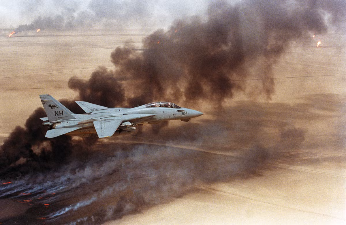 Cũng trong ngày 17/1 đã chứng kiến hai chiếc MiG-25 của Iraq giao chiến với F-15 của Mỹ; khi đó phi đội F-15 đang bay hộ tống cho một cuộc tấn công nhằm vào các mục tiêu mặt đất của Iraq. Các tên lửa R-40 của MiG đã không thể tiếp cận mục tiêu, và F-15 đã trả đũa bằng cách phóng liên tiếp mười tên lửa vào MiG-25.