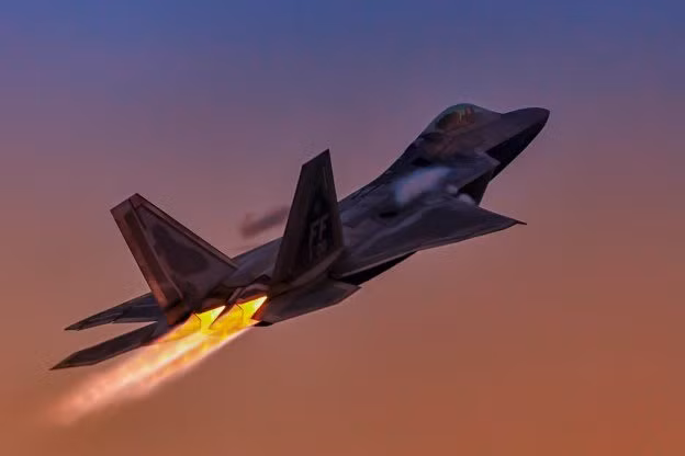 F-22 hiện là một trong hai loại máy bay chiến đấu tàng hình, được biên chế trong Không quân Mỹ cùng với F-35. F-22 cũng chỉ mới được đưa vào trang bị từ tháng 12/2005 và được xếp loại là loại máy bay có tính năng hiện đại nhất; do vậy kế hoạch cho loại biên sớm của loại máy bay này cũng khiến nhiều người bất ngờ.