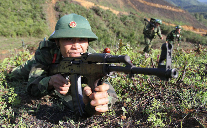 Trong chiến đấu, để tạo uy lực và tăng xác suất tiêu diệt mục tiêu, AK thường được bắn loạt hai viên một. Súng AK hiện nay không có nấc bắn hai viên hoặc ba viên một, nên kỹ thuật điểm xạ hoàn toàn phụ thuộc vào xạ thủ. Tốt nhất là hai viên một, bởi như vậy sẽ vừa đảm bảo hiệu quả tiêu diệt mục tiêu cao nhất, vừa tiết kiệm được đạn chiến đấu. 