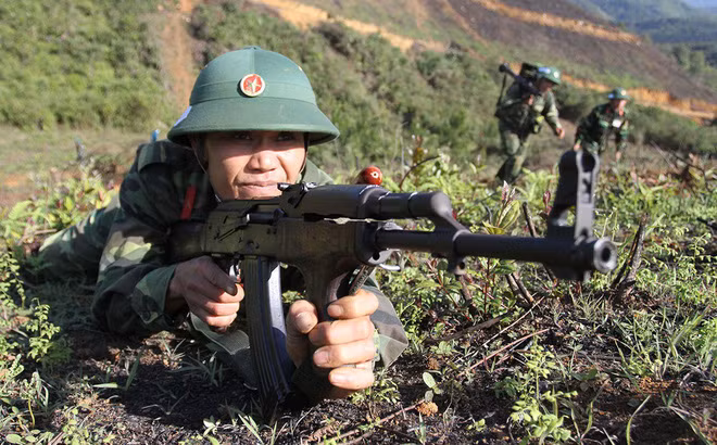 Trong chiến đấu, để tạo uy lực và tăng xác suất tiêu diệt mục tiêu, AK thường được bắn loạt hai viên một. Súng AK hiện nay không có nấc bắn hai viên hoặc ba viên một, nên kỹ thuật điểm xạ hoàn toàn phụ thuộc vào xạ thủ. Tốt nhất là hai viên một, bởi như vậy sẽ vừa đảm bảo hiệu quả tiêu diệt mục tiêu cao nhất, vừa tiết kiệm được đạn chiến đấu. 