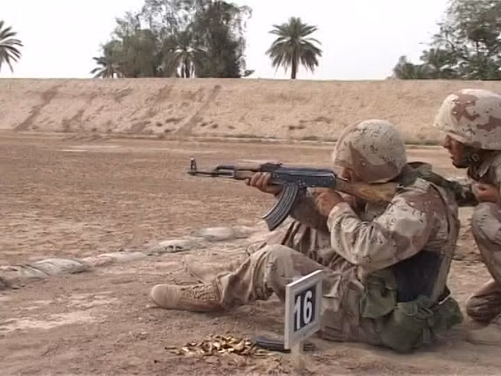 Tuy nhiên vì lực đẩy về rất mạnh, kết hợp với đạn sử dụng loại đạn lớn 7,62 mm, nên nên lực giật tác dụng lên vai xạ thủ cũng mạnh không kém. Điều đó làm cho vai phải người bắn thường bị đẩy ra phía sau khi tác xạ, làm cho khi bắn, nòng súng không chỉ nẩy lên trên mà còn nẩy sang phải, hạn chế khả năng chính xác khi bắn.