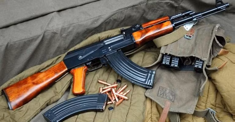 Việc chế tạo AK có thể bắn được loạt hai viên một là điều không quá phức tạp. Tuy nhiên, cải tiến này làm giảm uy lực và độ tin cậy của súng nên chưa được áp dụng rộng rãi. Với những lí do như trên, nên dễ hiểu vì sao điểm xạ hai viên một với AK, luôn là một tuyệt kỹ được chú trọng huấn luyện cho mỗi người lính. 