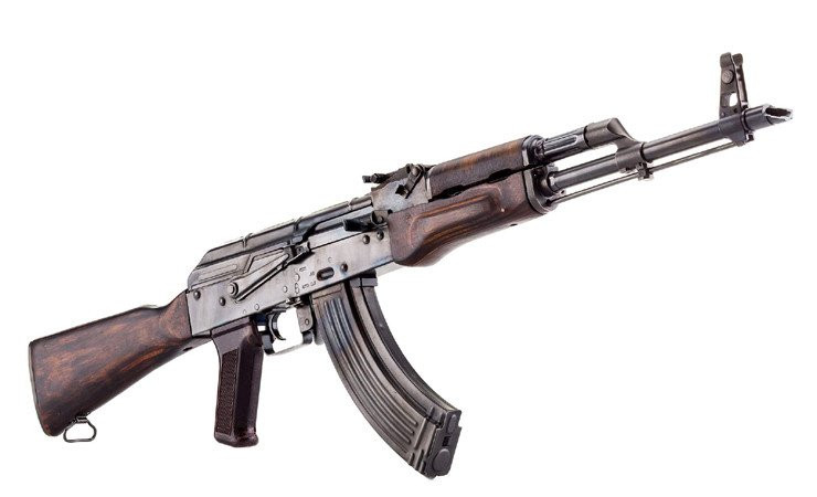 Mấu chống giật là một ống có cấu tạo đặc biệt, hình vát chéo với góc độ được tính toán phức tạp. Khi bắn, lực tác dụng của khí thuốc khi đạn ra khỏi nòng, tác dụng lên phần vát này sẽ không đều, có tác dụng hạn chế nẩy nòng súng lên trên và sang phải. Với cải tiến này đã nâng cao độ chụm của các loạt bắn. 