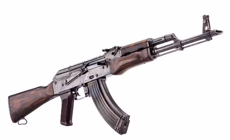 Mấu chống giật là một ống có cấu tạo đặc biệt, hình vát chéo với góc độ được tính toán phức tạp. Khi bắn, lực tác dụng của khí thuốc khi đạn ra khỏi nòng, tác dụng lên phần vát này sẽ không đều, có tác dụng hạn chế nẩy nòng súng lên trên và sang phải. Với cải tiến này đã nâng cao độ chụm của các loạt bắn. 