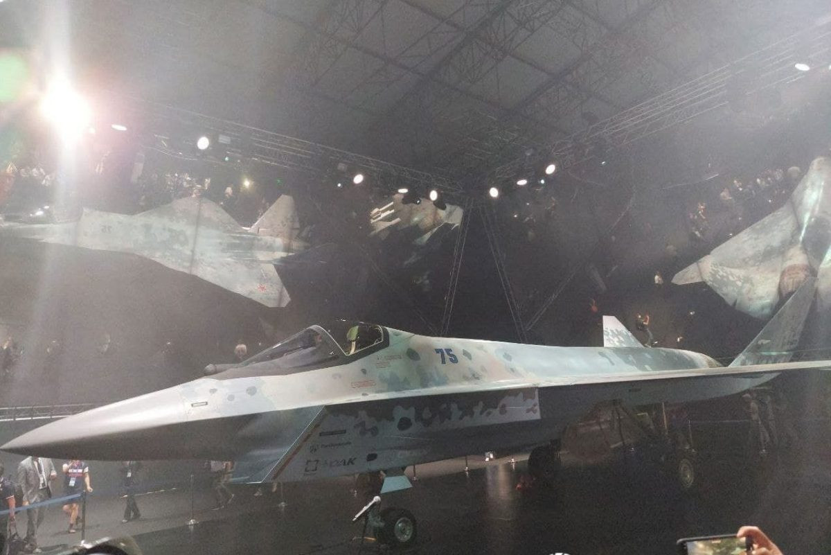 Để cận chiến, Su-75 được trang bị một khẩu pháo hàng không tự động 30 mm. Tất cả vũ khí của Su-75 được trang bị, sẽ được đặt ở cả khoang vũ khí bên trong của thân máy bay và nếu cần thiết, trên cả các mấu cứng của hai cánh. Ngoài phiên bản có người lái, Su-75 Checkmate sẽ có phiên bản không người lái.