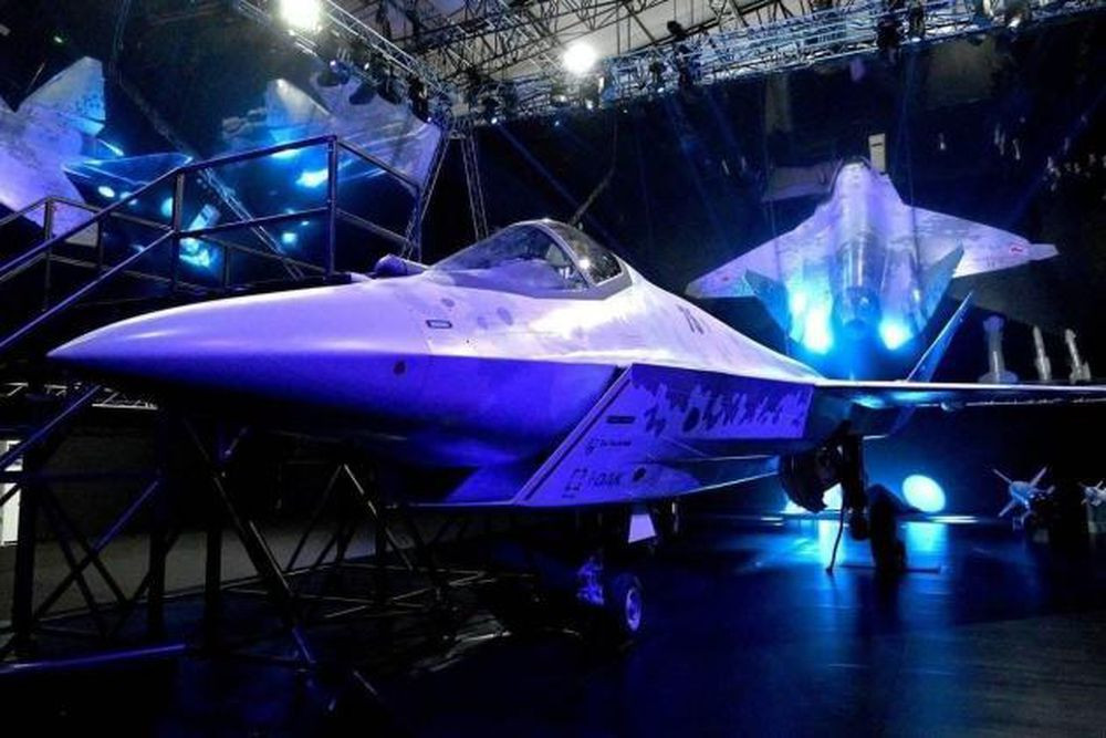 Su-75 Checkmate không phải là một phiên bản của Su-57 được rút bé lại như nhiều người lầm tưởng, mà được phát triển từ những sai lầm của người Nga trong quá trình phát triển Su-57. Điều này đã được chính thức xác nhận bởi Yuri Slyusar.