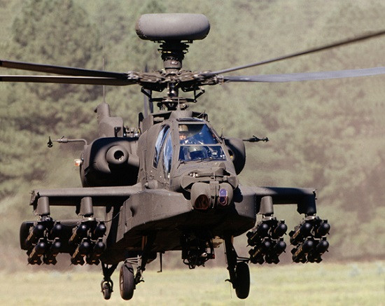 Trực thăng AH-64E có thể mang tới 76 tên lửa không điều khiển Hydra 70 70mm, hoặc tối đa 16 tên lửa chống tăng AGM-114 Hellfire. Đáng chú ý, trực thăng cũng có thể được trang bị tên lửa không đối không tầm ngắn Stinger, để vô hiệu hóa các mối đe dọa nhỏ hơn như máy bay không người lái và các trực thăng khác ở cự ly gần.