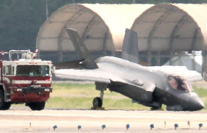 F-35 mặc dù tiên tiến hơn, nhưng loại máy bay này vẫn còn rất nhiều vấn đề và vẫn còn rất xa mới có thể sẵn sàng chiến đấu, hiện tại Lầu Năm Góc vẫn chưa phê duyệt F-35 để sản xuất quy mô lớn.