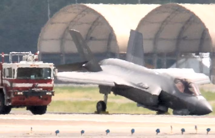 F-35 mặc dù tiên tiến hơn, nhưng loại máy bay này vẫn còn rất nhiều vấn đề và vẫn còn rất xa mới có thể sẵn sàng chiến đấu, hiện tại Lầu Năm Góc vẫn chưa phê duyệt F-35 để sản xuất quy mô lớn.