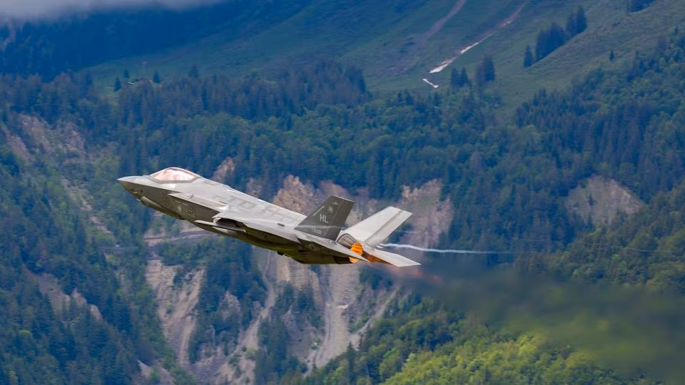 F-35 cũng được coi là ứng cử viên hàng đầu vì đây là máy bay chiến đấu thế hệ thứ năm duy nhất được sản xuất ở các nước phương Tây và được trang bị các hệ thống điện tử hàng không với khả năng tàng hình vượt trội so với các đối thủ.