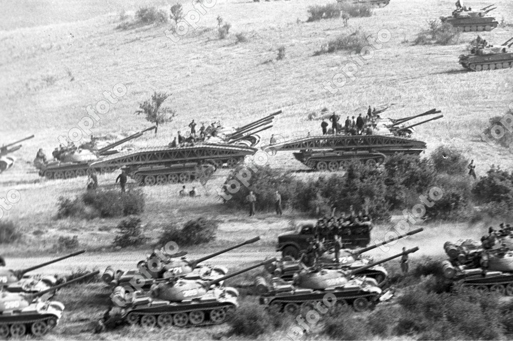 Các xe tăng của Liên Xô nhanh chóng xé toang tuyến phòng thủ của NATO ở Tây Đức với tỷ lệ tổn thất rất nhỏ. Các đội quân chủ lực của Liên Xô tiến về phía tây dưới sự chi viện của tên lửa và pháo binh chiến lược. Dưới sức ép của cuộc tấn công, Tây Đức nhanh chóng "thua cuộc".