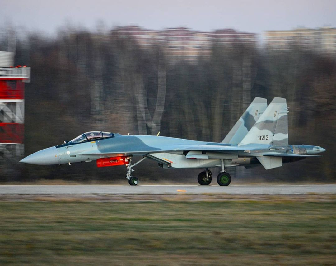 Kể từ khi Liên Xô sụp đổ, ngành công nghiệp quốc phòng của Nga, chủ yếu dựa vào doanh thu từ xuất khẩu; đặc biệt là từ giữa thập niên 90, do sự suy giảm kinh tế mạnh, nên xuất khẩu quốc phòng chiếm 45% lợi nhuận, trong xuất khẩu của Nga.