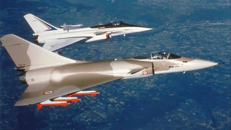  Tiêm kích Rafale là máy bay chiến đấu thế hệ thứ 4 của Pháp được phát triển, tiếp nối từ Mirage 2000 bay lần đầu năm 1978 và Mirage 4000, bay vào năm 1979. Mirage 2000 trước đây chiếm phần lớn trong lực lượng Không quân Pháp và có tính năng tương tự như F-16 Fighting Falcon của Mỹ. Tuy nhiên thời gian sản xuất loại máy bay này rất ngắn.