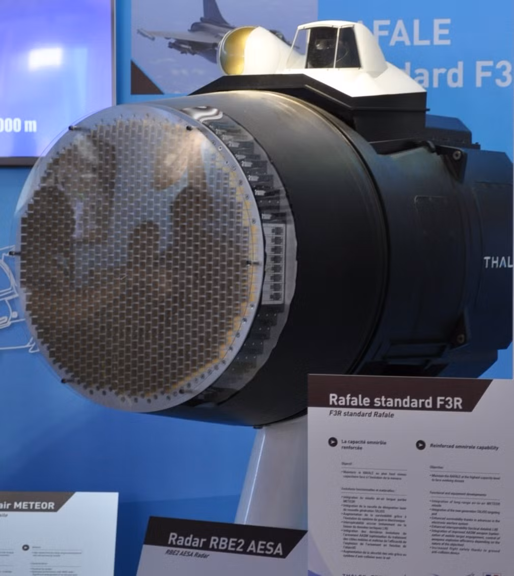 Các biến thể mới nhất của Rafale đã được trang bị radar quét mảng pha điện tử chủ động (AESA), có khả năng phát hiện mục tiêu tốt hơn; đồng thời có thể sử dụng tên lửa không đối không tầm xa Meteor, hiện đại nhất của châu Âu hiện nay.