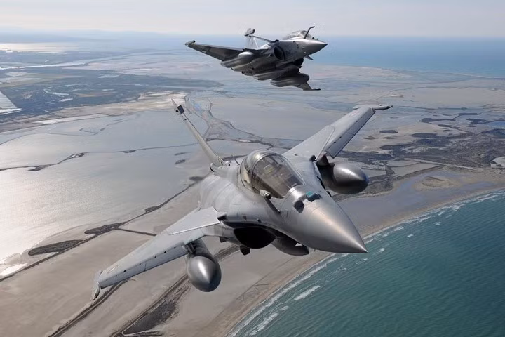 Máy bay chiến đấu Rafale có một số điểm mạnh bao gồm, hệ thống tác chiến điện tử tích hợp, cho phép nó hoạt động trong môi trường bị gây nhiễu nặng, mà không cần phụ thuộc vào máy bay tác chiến điện tử chuyên dụng; có thể tự chế áp, gây nhiễu hệ thống radar phòng không của đối phương.