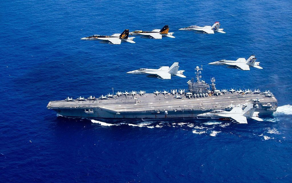Tin thứ hai là hiện tại, không phát hiện được tình trạng hoạt động của máy bay cảnh báo sớm và máy bay trinh sát của Israel, Không quân Israel có thể đã đóng thiết bị phát đáp và cũng chuẩn bị đối phó với mọi khả năng có thể xảy ra. Ảnh: Tàu sân bay USS John C. Stennis của Mỹ tại Vịnh Ba Tư - Nguồn: Hải quân Mỹ.