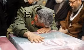 Để kỷ niệm ngày mất đầu tiên của Tướng Soleimani, theo thông báo từ Iran, các hoạt động tưởng niệm quy mô lớn sẽ được tổ chức tại Iran, Iraq và Lebanon. Trước đó, Iran, Mỹ và Israel đã cảnh báo nhau là các bên không được có hành động gây rối, làm phức tạp thêm tình hình. Ảnh: Đám tang Tướng Soleimani - Nguồn: IRNA.