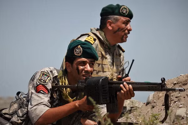 Mặc dù cả hai bên và thậm chí cả ba bên đang thực hiện kiềm chế, nhưng Vịnh Ba Tư hiện đang trong tình trạng trên bờ vực chiến tranh nổ ra. Chỉ cần một bên phát động cuộc tấn công vào bên kia, thì một cuộc chiến tranh là không thể tránh khỏi. Hiện tại, có ít nhất ba tin xấu ở Vịnh Ba Tư. Ảnh: Quân đội Iran luôn ở trong trạng thái sẵn sàng cao độ - Nguồn: IRNA.