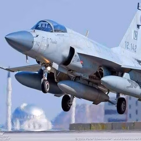 Các chuyên gia Trung Quốc cũng cho rằng, JF-17 Block3 có khả năng đối đầu với tiêm kích MiG-29 và Su-30MKI của Ấn Độ, dù là chiến đấu tầm xa hay cận chiến. Đặc biệt trong những pha đối đầu tầm xa, JF-17 vẫn có nhiều cơ hội.