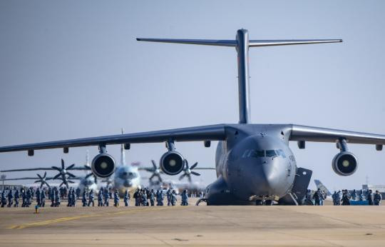 Đến lúc đó, khi được trang bị các động cơ WS-20 mới, những chiếc Y-20 của Trung Quốc sẽ có đầy đủ tầm bay và tải trọng gần như là tương đương C-17 Mỹ. Ảnh: Y-20 trong một chuyến vận tải binh sĩ.