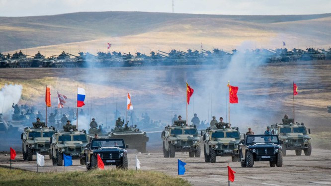 Trong hơn 10 năm qua, sức mạnh của lực lượng Quân khu phía Nam đã phát triển theo cấp số nhân. Nếu như những năm 2000 ở đây chỉ bao gồm Quân đoàn vũ trang tổng hợp 58 thì hiện nay đã có tới 3 quân đoàn. Ngoài Quân đoàn 58 có tổng hành dinh tại Vladikavkaz, còn có Quân đoàn cận vệ 49 (Stavropol) và Quân đoàn 8 (Novocherkassk).