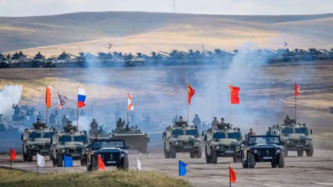 Trong hơn 10 năm qua, sức mạnh của lực lượng Quân khu phía Nam đã phát triển theo cấp số nhân. Nếu như những năm 2000 ở đây chỉ bao gồm Quân đoàn vũ trang tổng hợp 58 thì hiện nay đã có tới 3 quân đoàn. Ngoài Quân đoàn 58 có tổng hành dinh tại Vladikavkaz, còn có Quân đoàn cận vệ 49 (Stavropol) và Quân đoàn 8 (Novocherkassk).