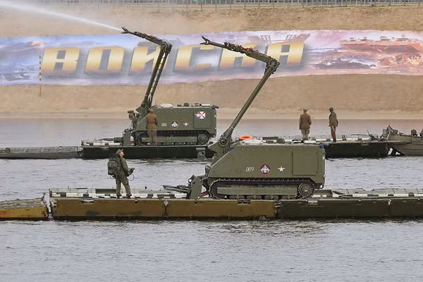 Trong những năm gần đây, Bộ Quốc phòng đã tích cực tăng cường trang bị hiện đại nhất cho các đơn vị ở tuyến biên giới phía Nam và Quân khu phía Nam, những đơn vị ở đây sẽ được ưu tiên nhận các trang bị mới. Vì vậy, năm nay đã bắt đầu bàn giao hàng loạt hệ thống robot hạng nặng "Uran-6" cho quân khu phía Nam.