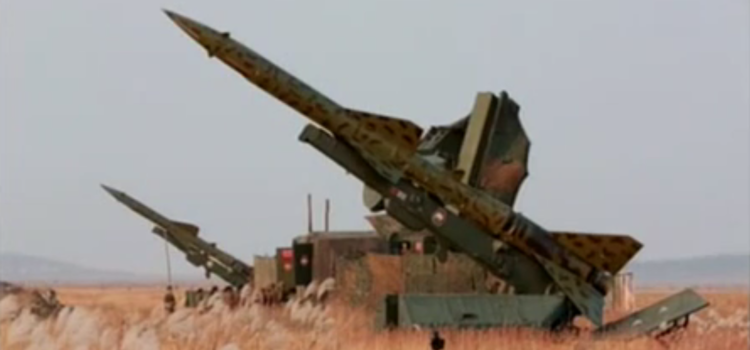 Ngoài vũ khí hạt nhân (chưa ai công nhận) làm phương tiện "răn đe", Triều Tiên còn tự hào có hệ thống phòng không tiên tiến hơn nhiều người nghĩ. Hơn nữa, Bình Nhưỡng cũng đã thực hiện các bước để tăng cường khả năng phòng thủ, nhằm chống chịu bất kỳ cuộc tấn công từ trên không nào, mà Mỹ có thể phát động, trong trường hợp xảy ra chiến tranh. 