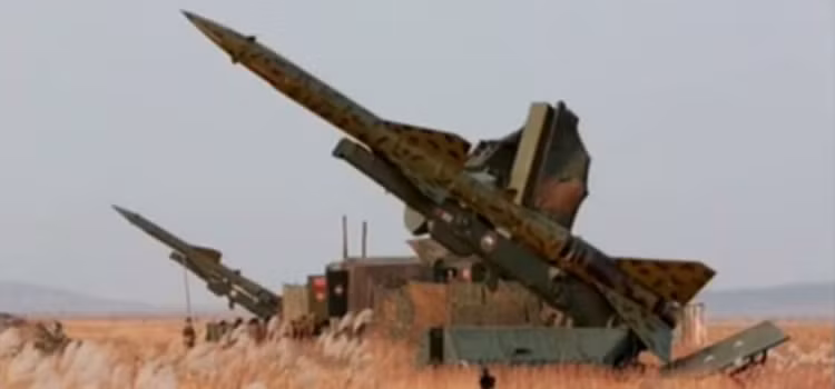 Ngoài vũ khí hạt nhân (chưa ai công nhận) làm phương tiện "răn đe", Triều Tiên còn tự hào có hệ thống phòng không tiên tiến hơn nhiều người nghĩ. Hơn nữa, Bình Nhưỡng cũng đã thực hiện các bước để tăng cường khả năng phòng thủ, nhằm chống chịu bất kỳ cuộc tấn công từ trên không nào, mà Mỹ có thể phát động, trong trường hợp xảy ra chiến tranh. 