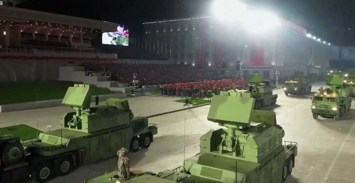 Mặc dù nền kinh tế đất nước còn gặp nhiều khó khăn, nhưng hệ thống chỉ huy phòng không quốc gia của Triều Tiên được đầu tư tương đối hiện đại; mặc dù còn trong trang bị một số máy tính và radar cũ từ thời Liên Xô, nhưng Triều Tiên đã nhận được một số radar mảng pha mới hơn từ Iran và tự chế tạo.