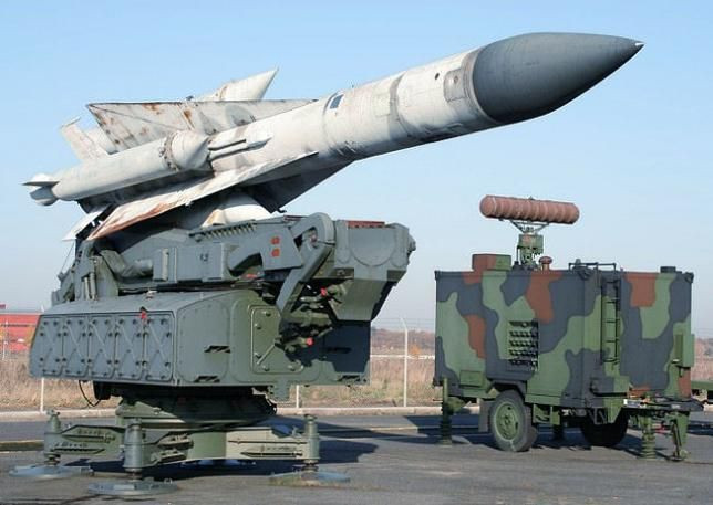 Triều Tiên có sự kết hợp của các tên lửa phòng không Liên Xô cũ, bao gồm S-75, S-125, S-200 và Kvadrat, những loại tên lửa này nhiều loại còn hoạt động tốt, do trình độ kỹ thuật của Triều Tiên được xếp vào hàng các quốc gia có nền công nghiệp tiên tiến.