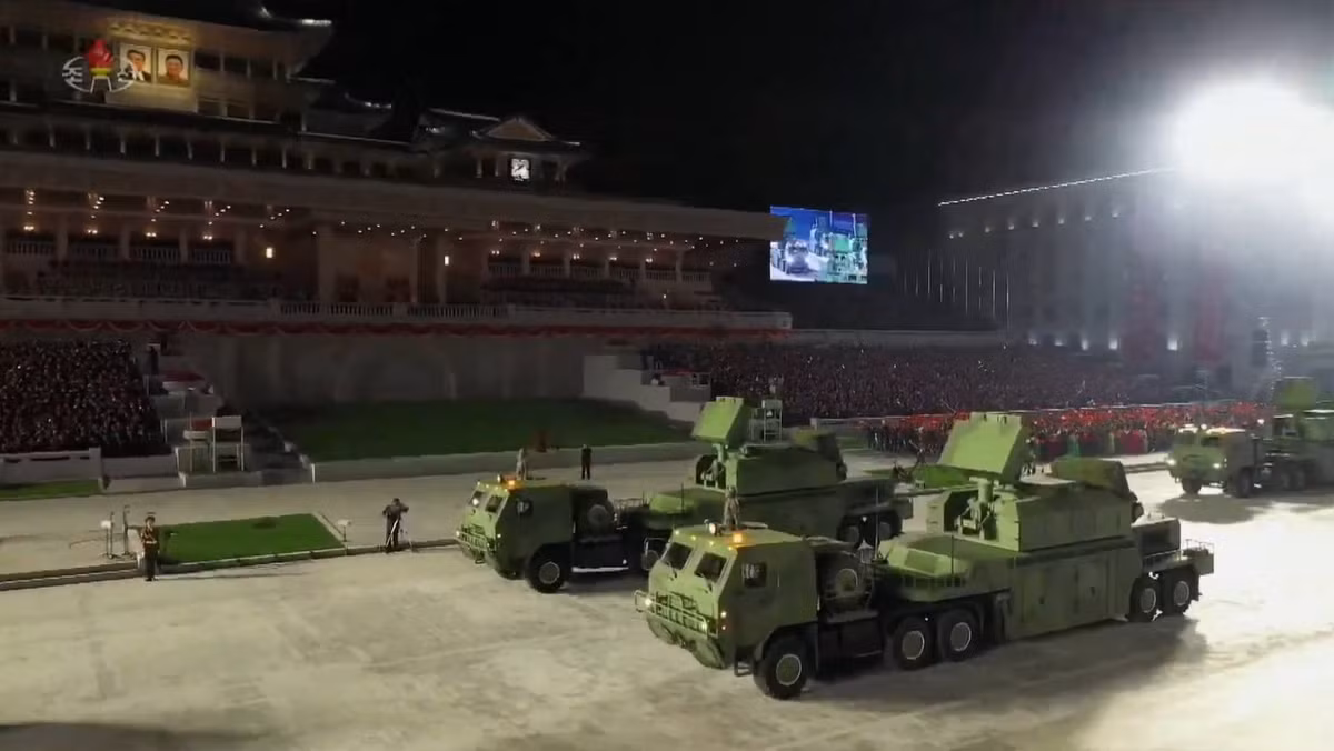 Hiện không rõ Bình Nhưỡng đã chế tạo bao nhiêu hệ thống phòng không KN-06, nhưng theo quan sát đánh giá, vũ khí của Triều Tiên là một hệ thống có khả năng như các phiên bản đầu tiên của hệ thống phòng không S-300 do Nga chế tạo.