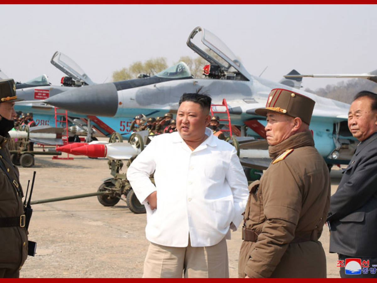 Triều Tiên cũng có một lực lượng không quân lớn, nhưng đã lạc hậu hoàn toàn. Loại máy bay chiến đấu duy nhất, mà Bình Nhưỡng sở hữu, có thể đe dọa một chút đến sức mạnh không quân Mỹ là phi đội MiG-29 của họ. 