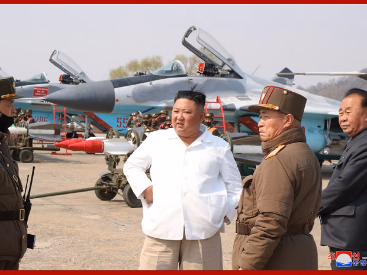 Triều Tiên cũng có một lực lượng không quân lớn, nhưng đã lạc hậu hoàn toàn. Loại máy bay chiến đấu duy nhất, mà Bình Nhưỡng sở hữu, có thể đe dọa một chút đến sức mạnh không quân Mỹ là phi đội MiG-29 của họ. 