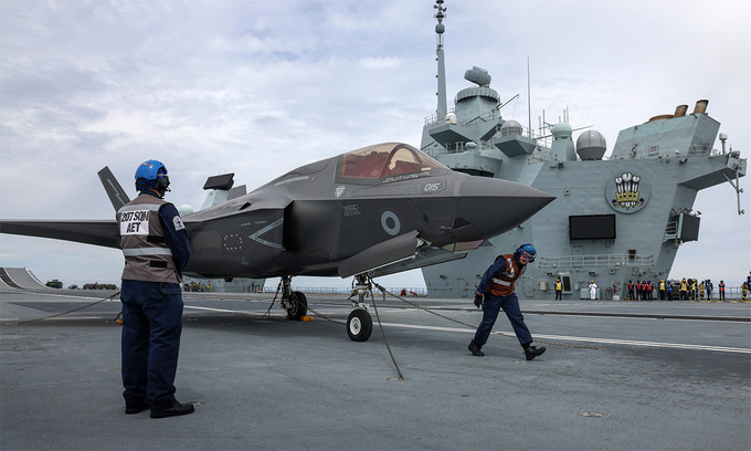 Theo trang web Forbes của Mỹ, lực lượng Thủy quân lục chiến (TQLC) Mỹ có kế hoạch đưa máy bay chiến đấu cất và hạ cánh thẳng đứng F-35B, triển khai trên tàu đổ bộ trực thăng của Nhật Bản đã được cải tạo, để cho máy bay F-35B có thể cất hạ cánh.