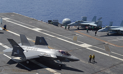 Ngoài ra, sẽ có nhiều quốc gia đóng tàu sân bay hạng nhẹ hoặc tàu tấn công đổ bộ và lực lượng Thủy quân lục chiến Mỹ đang nghiên cứu cách triển khai F-35B trên tất cả các phương tiện này. Điều này sẽ tạo thành mối đe dọa trực tiếp với Trung Quốc. Nguồn ảnh: Pinterest.