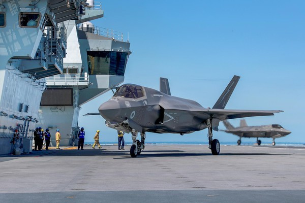 Ngoài việc chở 10 chiếc F-35B của Mỹ, Queen Elizabeth còn chở 8 chiếc F-35B của Anh, cộng với 6 chiếc F-35B trên tàu đổ bộ American và tàu sân bay Carl Vinson, cùng 10 chiếc F-35C trên USS; khiến cuộc tập trận chung này, trở thành nơi tập trung nhiều máy bay tàng hình trên tàu sân bay nhất.