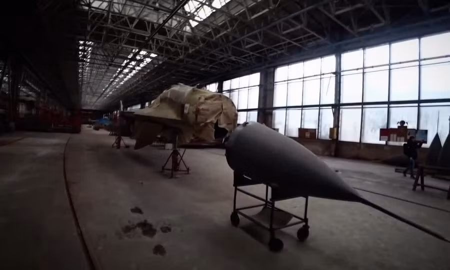 Sự sụp đổ của Liên Xô cũng buộc nước Nga thời hậu Xô Viết, phải cắt giảm nghiêm trọng phi đội MiG-29 gồm 700 máy bay và đưa phần lớn vào lực lượng dự bị, cắt sản xuất MiG-29 và lùi lại các kế hoạch hiện đại hóa MiG-23 vốn đã có. 