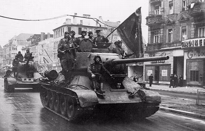 T-34 là vũ khí cực kỳ quan trọng của quân đội Liên Xô trong suốt Thế chiến II. Nếu không có loại xe tăng tuyệt vời này, quân đội Đức quốc xã có thể đã thành công trong việc đánh bại Liên Xô. Điều đó đã đưa T-34 trở thành vũ khí có ảnh hưởng nhất của cuộc chiến đẫm máu nhất lịch sử nhân loại. Nguồn ảnh: Warhistory.