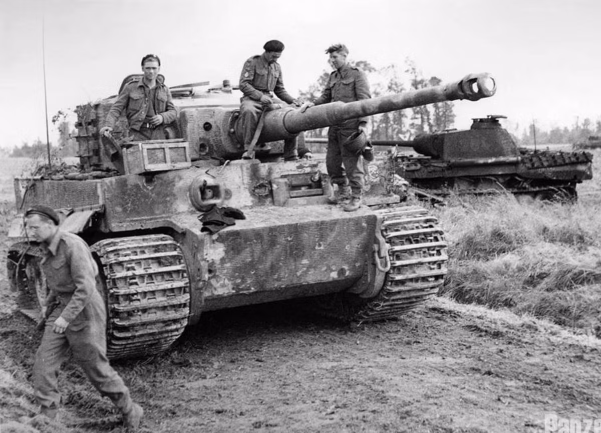 Trong chiến tranh thế giới thứ hai, mục tiêu hàng đầu của Hitler là đánh bại Liên Xô một cách nhanh chóng và dứt khoát. Tháng 10/1941, quân đội Đức quốc xã vây hãm Moscow và Leningrad. Hitler đã tuyên bố với thế giới rằng "kẻ thù phía đông đã bị đánh bại và sẽ không bao giờ ngóc đầu dậy nổi".