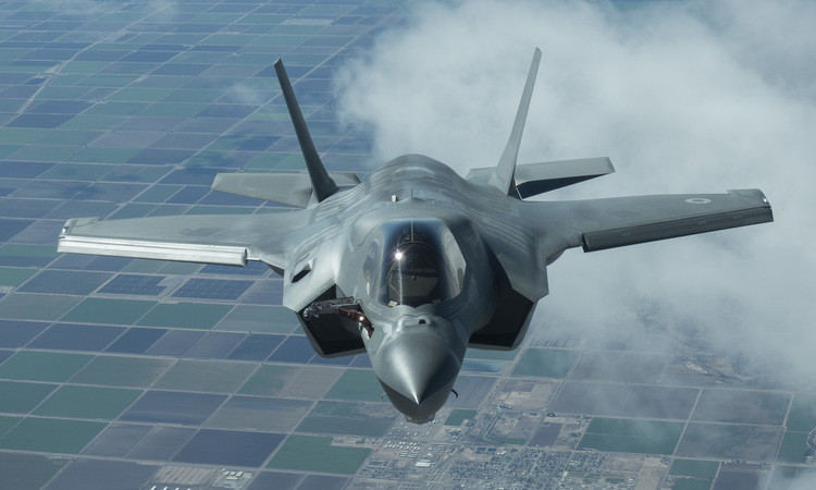 Thời gian gần đây có nhiều tin đồn cho rằng, quân đội Mỹ có thể giảm số lượng mua F-35. Lực lượng Không quân, Hải quân và Thủy quân lục chiến Mỹ ban đầu dự định trang bị 2.443 chiếc F-35, nhưng do kinh phí mua sắm và bảo trì máy bay tiếp tục tăng, nên dẫn đến ngân sách rất eo hẹp.