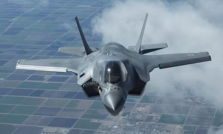 Thời gian gần đây có nhiều tin đồn cho rằng, quân đội Mỹ có thể giảm số lượng mua F-35. Lực lượng Không quân, Hải quân và Thủy quân lục chiến Mỹ ban đầu dự định trang bị 2.443 chiếc F-35, nhưng do kinh phí mua sắm và bảo trì máy bay tiếp tục tăng, nên dẫn đến ngân sách rất eo hẹp.