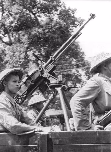 Năm 1950, đại liên DShk phiên bản phòng không được Trung Quốc viện trợ cho Việt Nam và trở thành hoả lực phòng không chính, trong các đại đoàn chủ lực và các tiểu đoàn phòng không độc lập quân đội nhân dân Việt Nam. 