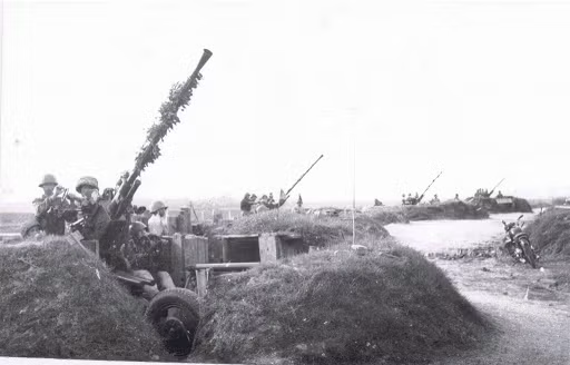 Cuối cùng là pháo cao xạ 37mm M-1939 của Liên Xô, pháo có cỡ nòng 37mm, khối lượng 2100kg, tốc độ bắn 60 phát/phút. Pháo cao xạ M-1939 được phát triển dựa trên pháo Bofors, được sản xuất hàng loạt và đưa vào biên chế của Hồng quân Liên Xô từ năm 1939. 